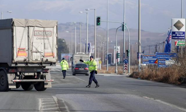 Προμαχώνας: Χάος και τεράστιο μποτιλιάρισμα στο τελωνείο από τουρίστες (vid)
