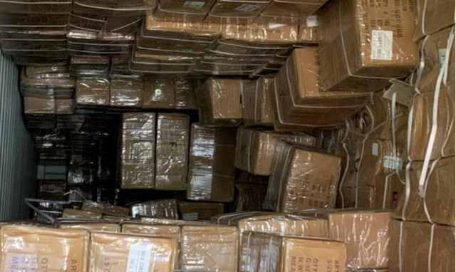 ΑΑΔΕ: Χιλιάδες «μαϊμού» ρολόγια και αθλητικά παπούτσια σε κοντέινερ