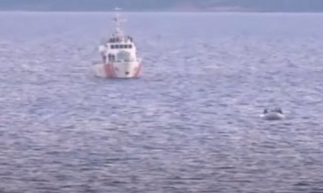 Ντοκουμέντο: Τουρκικές ακταιωροί σπρώχνουν στο Αιγαίο λέμβους με μετανάστες