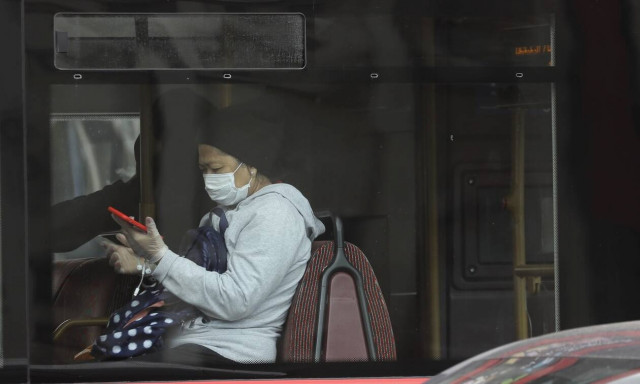 Κορονοϊός: Τη χρήση μάσκας σε δημόσιους χώρους συνιστά ο ΠΟΥ