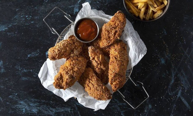 Άκης Πετρετζίκης: Υπέροχο κοτόπουλο πανέ στον φούρνο