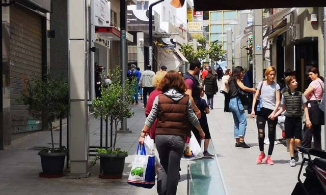 Αγίου Πνεύματος 2020: Πώς θα λειτουργήσουν σούπερ μάρκετ, τράπεζες και εμπορικά καταστήματα