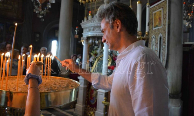 Στην Τήνο ο Μητσοτάκης: Προσκύνησε την εικόνα που είχε δωρίσει ο πατέρας του