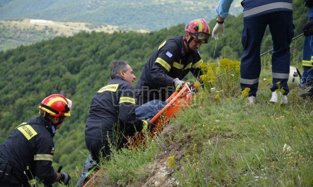 Φρικτό τροχαίο Βέροια: Αυτοκίνητο έπεσε σε χαράδρα - Ένας νεκρός (pics&vid)
