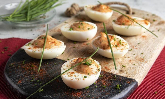 Άκης Πετρετζίκης: Πανεύκολα και νόστιμα αβγά μιμόζα