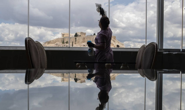 Κορονοϊός: «Καμπανάκι» της κυβέρνησης για τοπικά lockdown