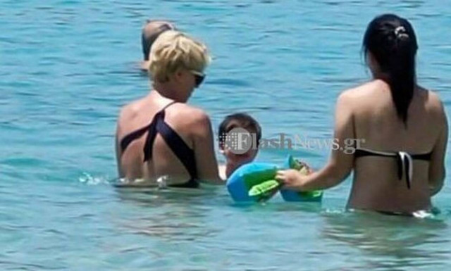 Σία Κοσιώνη: «Απόδραση» στην Κρήτη και βουτιές με τον γιο της