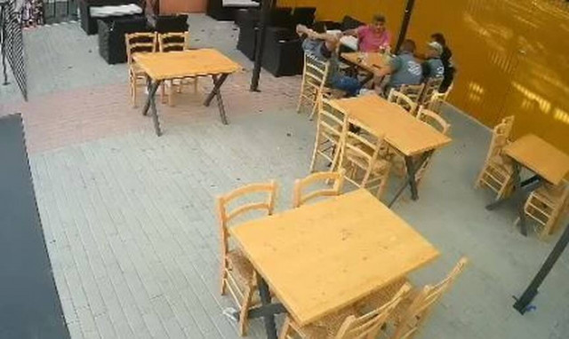 Γλίτωσαν από θαύμα: Ντεπόζιτο πέφτει δίπλα από θαμώνες καφενείου (vid)