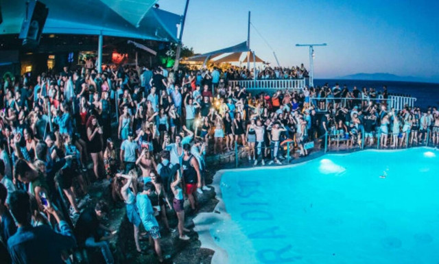 Συναγερμός για την πανδημία: Τα μπαρ, οι τουρίστες και τα τοπικά lockdowns