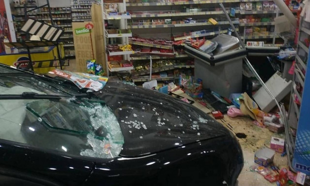 Ρόδος: Τρομακτικό τροχαίο - Ι.Χ. καρφώθηκε μέσα σε σούπερ μάρκετ (pics)