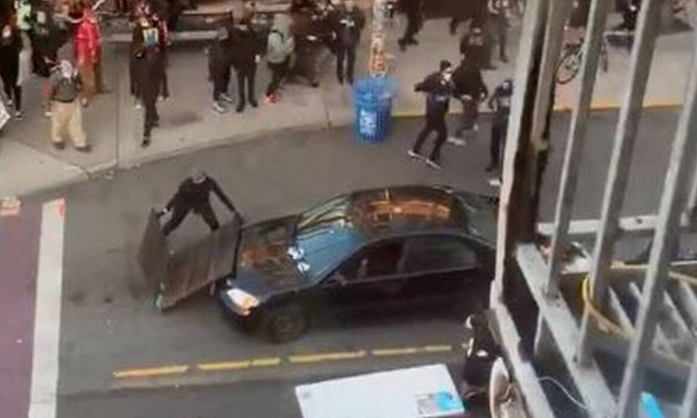 Τζορτζ Φλόιντ: Αυτοκίνητο έπεσε πάνω σε διαδηλωτές και ο οδηγός άνοιξε πυρ