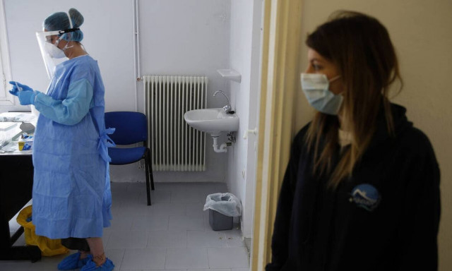 Ηχηρό καμπανάκι από το ΕΚΠΑ: «Ο κορονοϊός είναι εδώ και αντεπιτίθεται»