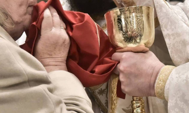 Σάλος στη Φθιώτιδα: Ιερέας έβγαζε τα ράσα και το έπαιζε αγαπητικός