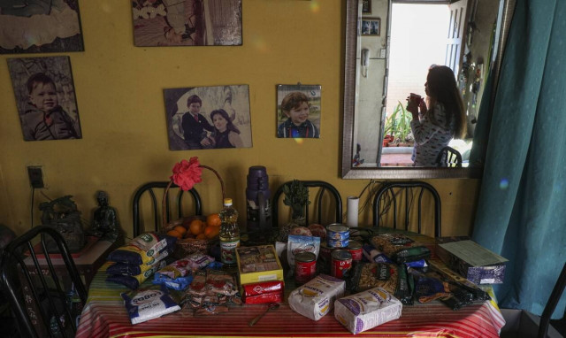 Κορονοϊός: Κολλάει από τις επιφάνειες του σπιτιού; Τι λένε οι επιστήμονες