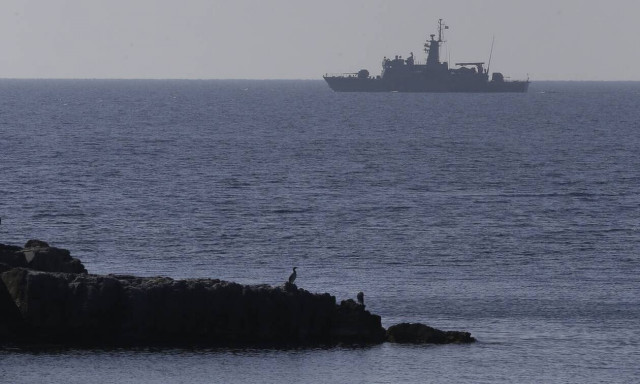 Ανατριχίλα: Ο μοναχός Ιωσήφ κυματίζει την ελληνική σημαία μπροστά στις φρεγάτες