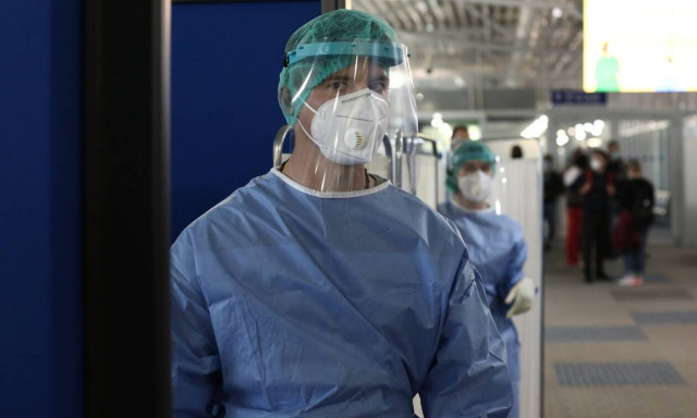 Κορονοϊός: Από τη φοιτήτρια στους τουρίστες – Θρίλερ με τις διάσπαρτες εστίες