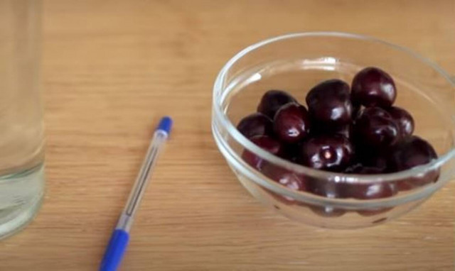 Άκης Πετρετζίκης: Έτσι θα βγάλετε τα κουκούτσια από τα κεράσια σας