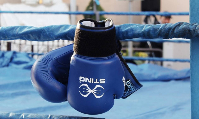 Αδιανόητο! Μποξέρ προπονείται με γροθιές σε κάτι πολύ επικίνδυνο (pics)