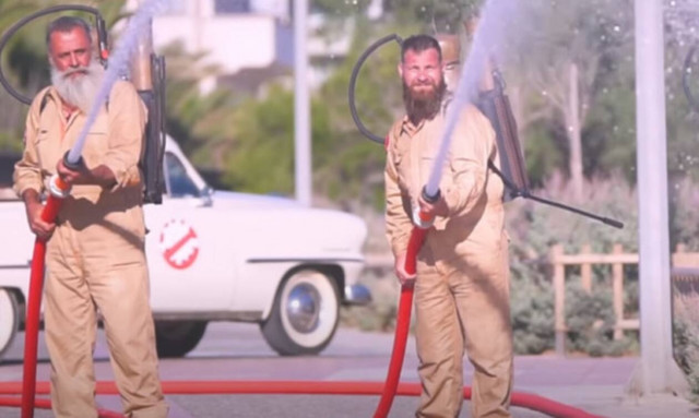 Ψεκάζουν με ρακή όλη την Κρήτη για να «σκοτώσουν» τον κορονοϊό! (vid)