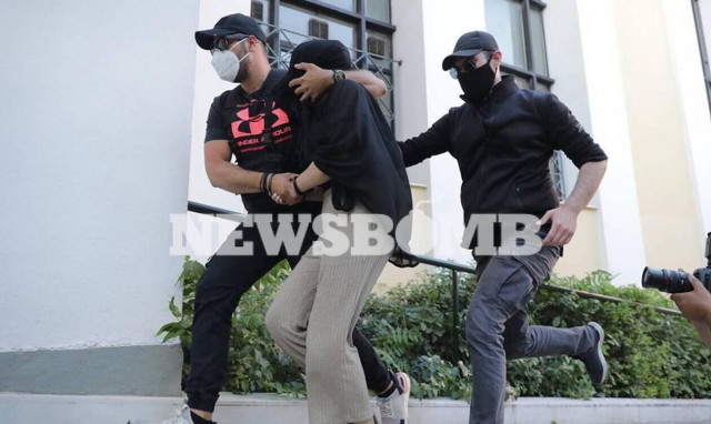 Επίθεση με βιτριόλι: Σοκαρισμένοι οι γείτονές της - «Βόμβα» από συγγενή της 35χρονης