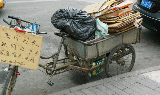 Δεν θα το πιστεύετε: Τι κουβαλούσε παλιατζής στο τρίκυκλο (pics)