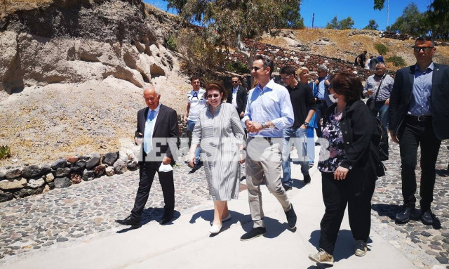 Το Newsbomb.gr στη Σαντορίνη: Η επίσκεψη του Κυριάκου Μητσοτάκη στο Ακρωτήρι