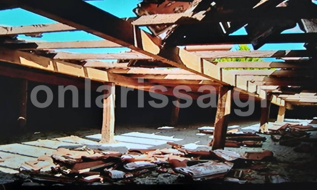 Λάρισα: «Αεροσκάφος διέλυσε το σπίτι μας» - Απίστευτες εικόνες