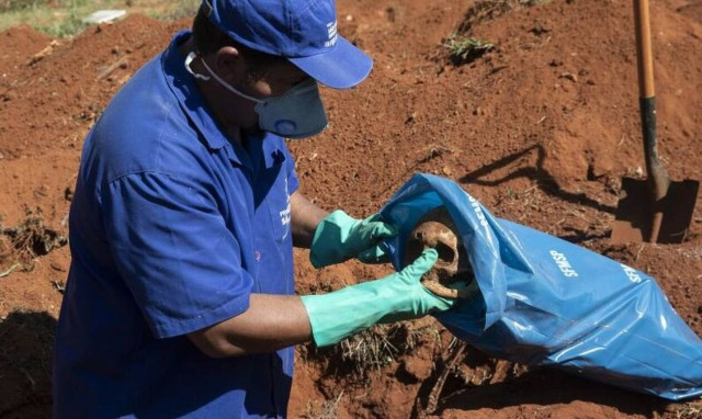 Κορονοϊός - Βραζιλία: Μακάβριο! Ξεθάβουν νεκρούς για να θάψουν άλλους