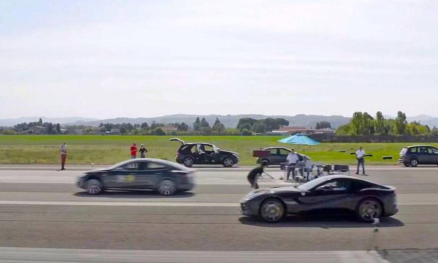 Δείτε ένα Tesla Μodel S να «πατάει» μια Ferrari F12 (vid)