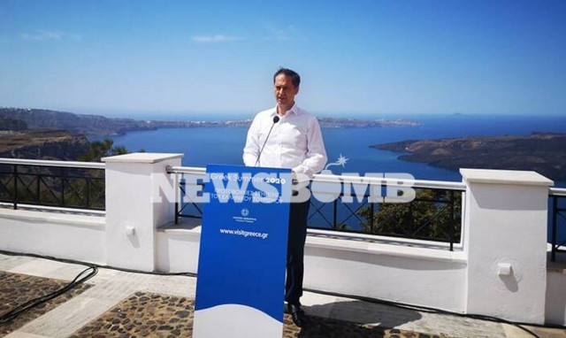 LIVE: Η συνέντευξη Τύπου του υπουργού Τουρισμού από τη Σαντορίνη