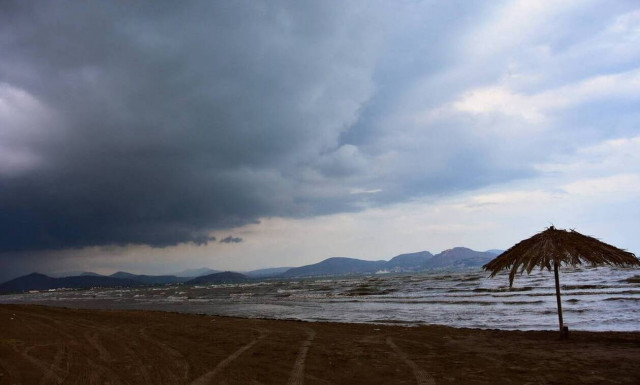 Καιρός: Ανεβαίνει και άλλο ο υδράργυρος - Πού θα βρέξει (χάρτες)