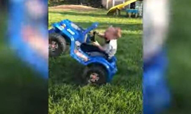 Μικρός «Σουμάχερ»! Μπόμπιρας 2 ετών κάνει σούζες στο τιμόνι