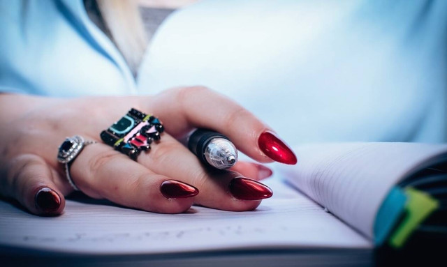 Η γυναίκα με τα πιο μακριά νύχια (pics)