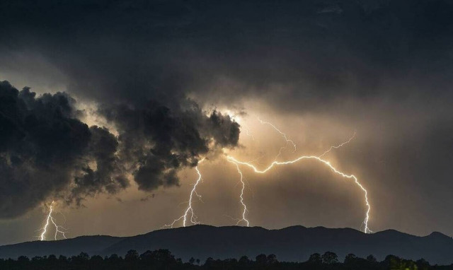 Κεραυνός χτυπά πασίγνωστο μνημείο – Το βίντεο που έγινε viral 