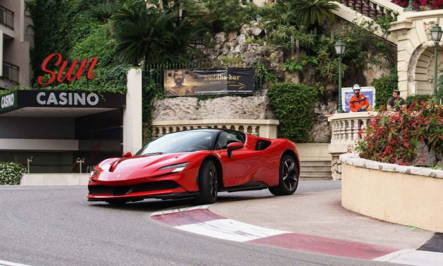 Le Grand Rendez-Vous: To remake του «Ραντεβού»της Ferrari SF90 Stradale με τον Leclerc