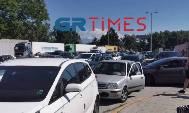 Άνοιξαν και τα χερσαία σύνορα: Ουρές οχημάτων στο τελωνείο Προμαχώνα (vids)