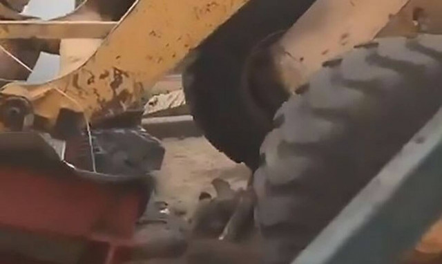 Τραγωδία: Μπουλντόζα γκρεμίζει σπίτι και σκοτώνει παιδί που βρίσκεται μέσα