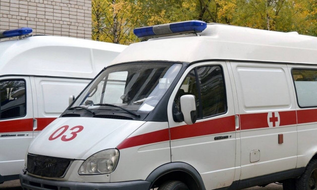 Τραγωδία! Πέρασε μέσα από τζάμι - Τα γυαλιά καρφώθηκαν στο στομάχι της 