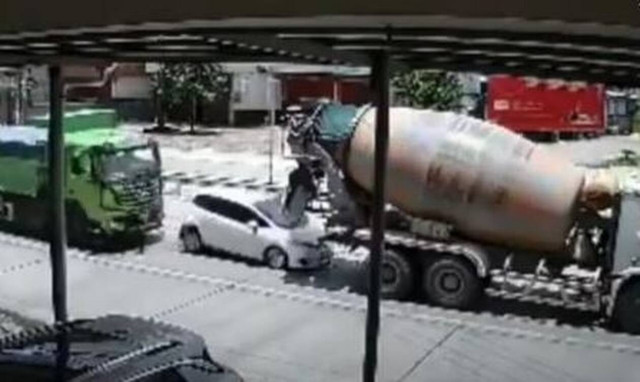 Κόβει την ανάσα! Αυτοκίνητο συνθλίβεται ανάμεσα σε δυο φορτηγά (vid)