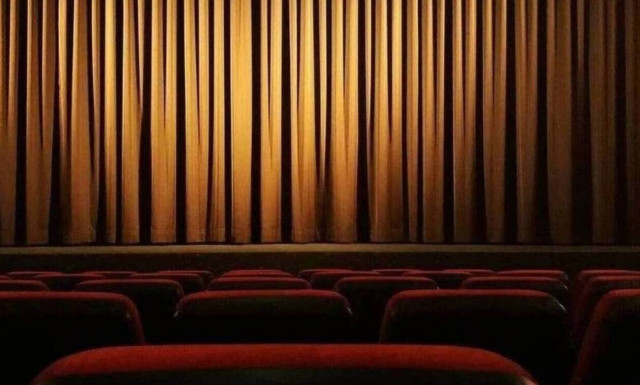 Απίστευτο! Πασίγνωστος κωμικός έπιασε δουλειά σε σούπερ μάρκετ (pics)