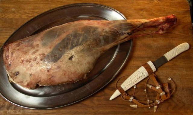 Φρίκη: Έβαλαν ένα μπούτι στο φούρνο - Δείτε τι βρήκαν μέσα