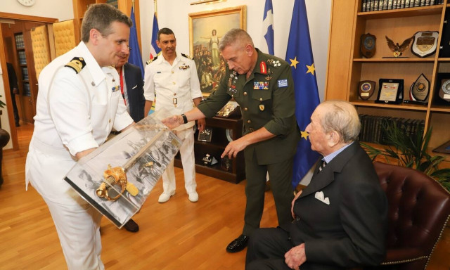 Απονομή ξίφους από τον Αρχηγό ΓΕΕΘΑ στον Υποστράτηγο Ιάκωβο Τσούνη