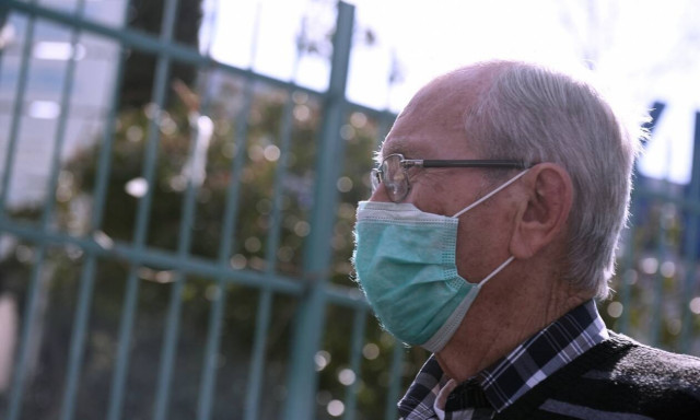 Κορονοϊός - Μελέτη «βόμβα»: Ακόμα και με μάσκα ο βήχας διασπείρει σταγονίδια