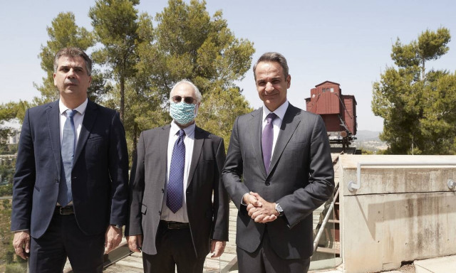 PM Mitsotakis lays wreath at the Holocaust Memorial 