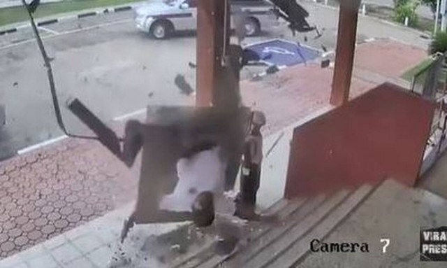 Τρόμος! Η ώρα που τρυπάει οροφή κτηρίου – Δείτε τι συνέβη 