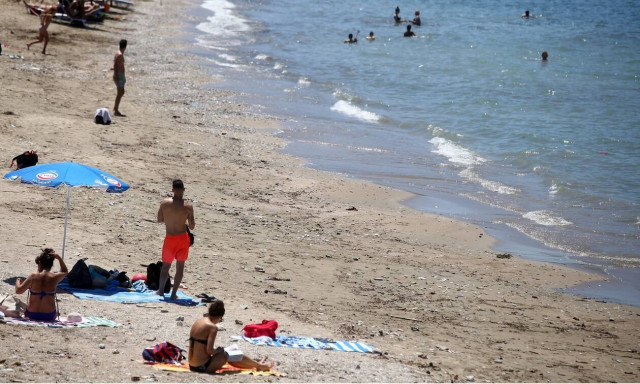 Κρήτη: Άνδρας φωτογραφίζει παράνομα γυναίκες με μαγιό σε παραλία (pic)