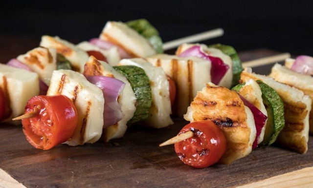 Άκης Πετρετζίκης: Νόστιμα σουβλάκια με χαλούμι, κολοκυθάκια και ντοματίνια