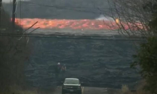 Τρομακτικό: «Ποτάμι» από λάβα κατακαίει τα πάντα στο πέρασμά του! (vid)