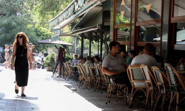 Λιγότερες συστάσεις και λιγότερα «λουκέτα» σε επιχειρήσεις στην πανδημία