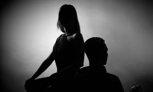 Σάλος: Σύζυγος πασίγνωστου ηθοποιού σε όργια με μοντέλο